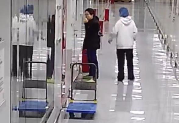 员工误操作，开紫光灯致地板寿命减10年