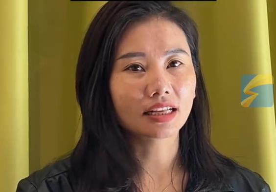 领养奶奶让杨妞花赚钱还买她的钱，称在领养家庭像贼一样